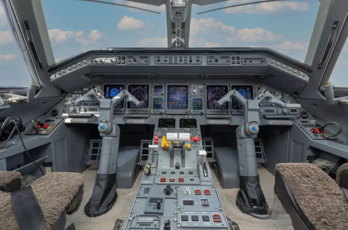 Cockpit and instrument panel of a Embraer Legacy 600.