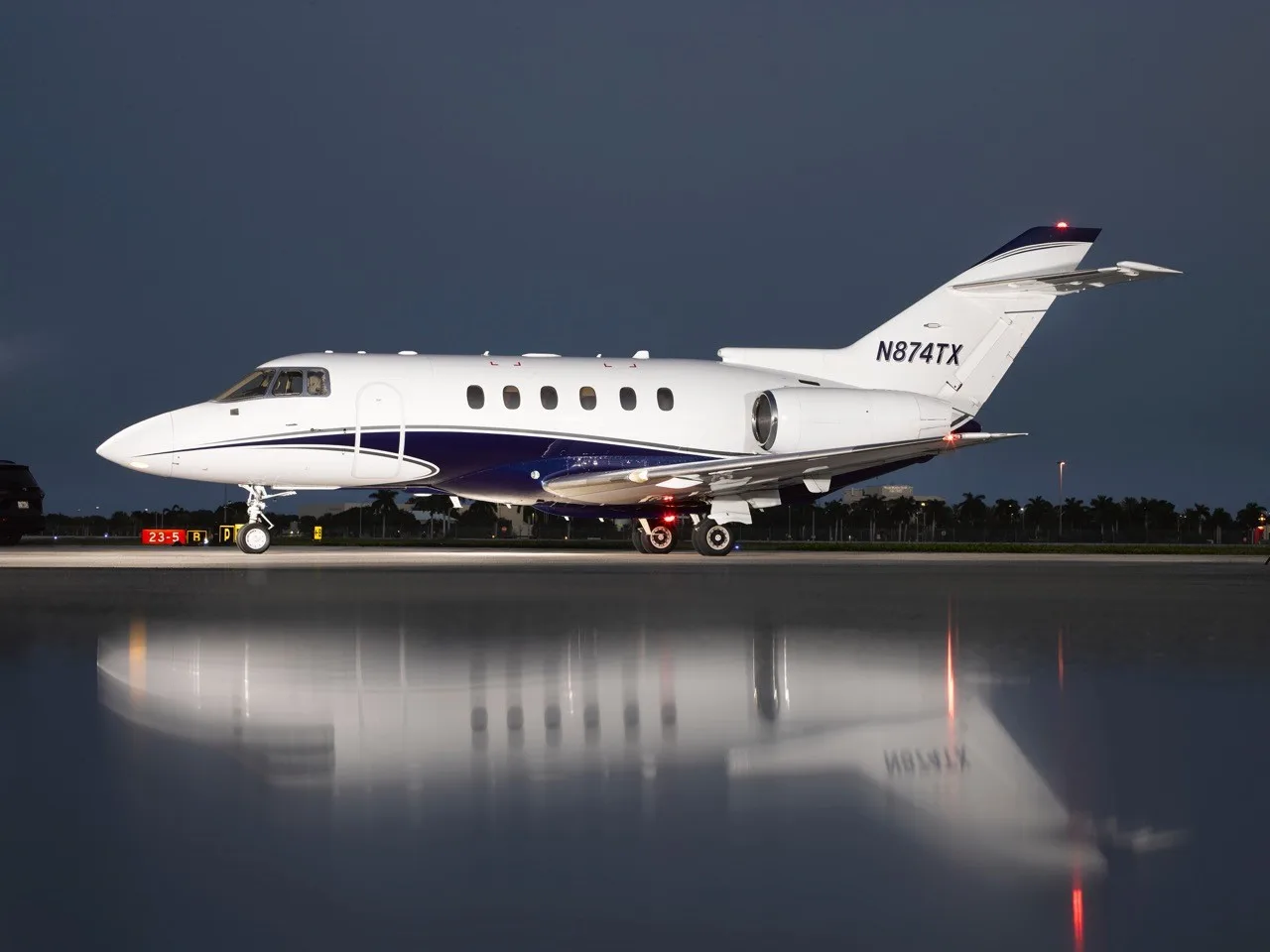 Exterior view of a 2005 Hawker 800xp.