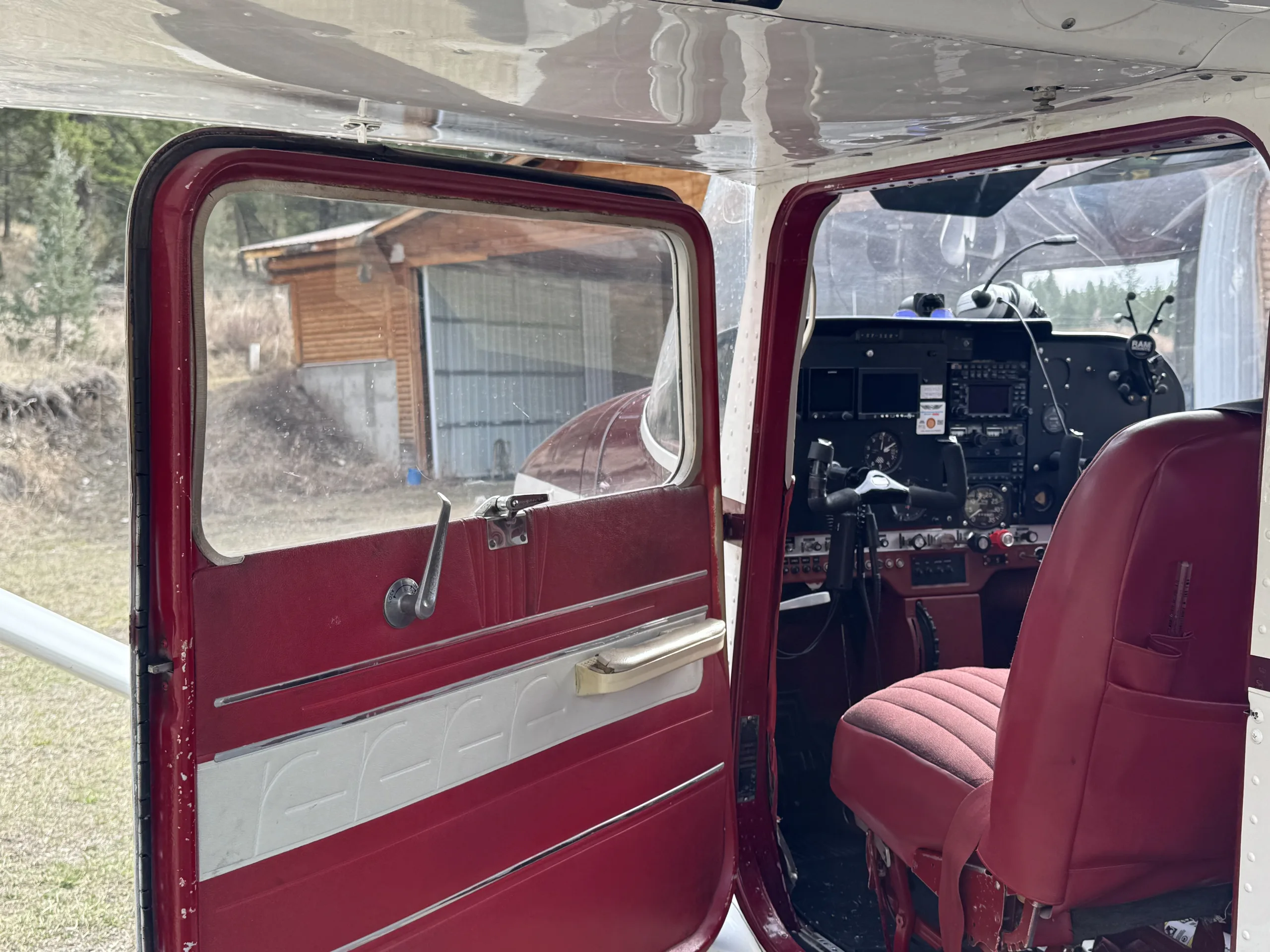 Cabin interior of a 1968 Cessna 172I.
