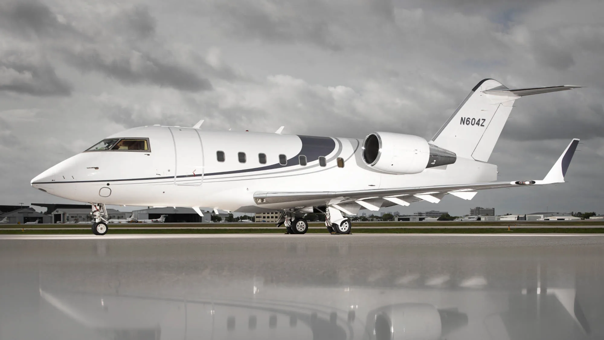 Exterior view of a 2001 Bombardier Challenger 604, N604Z.