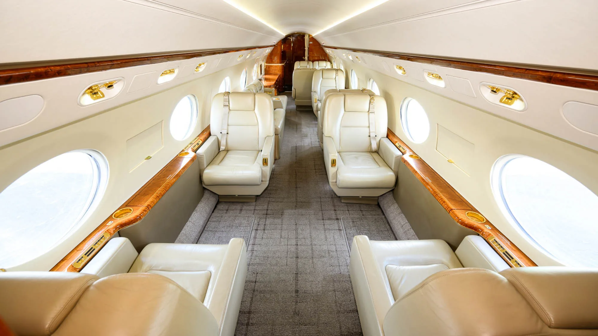 Cabin interior of a 2007 Gulfstream G450.