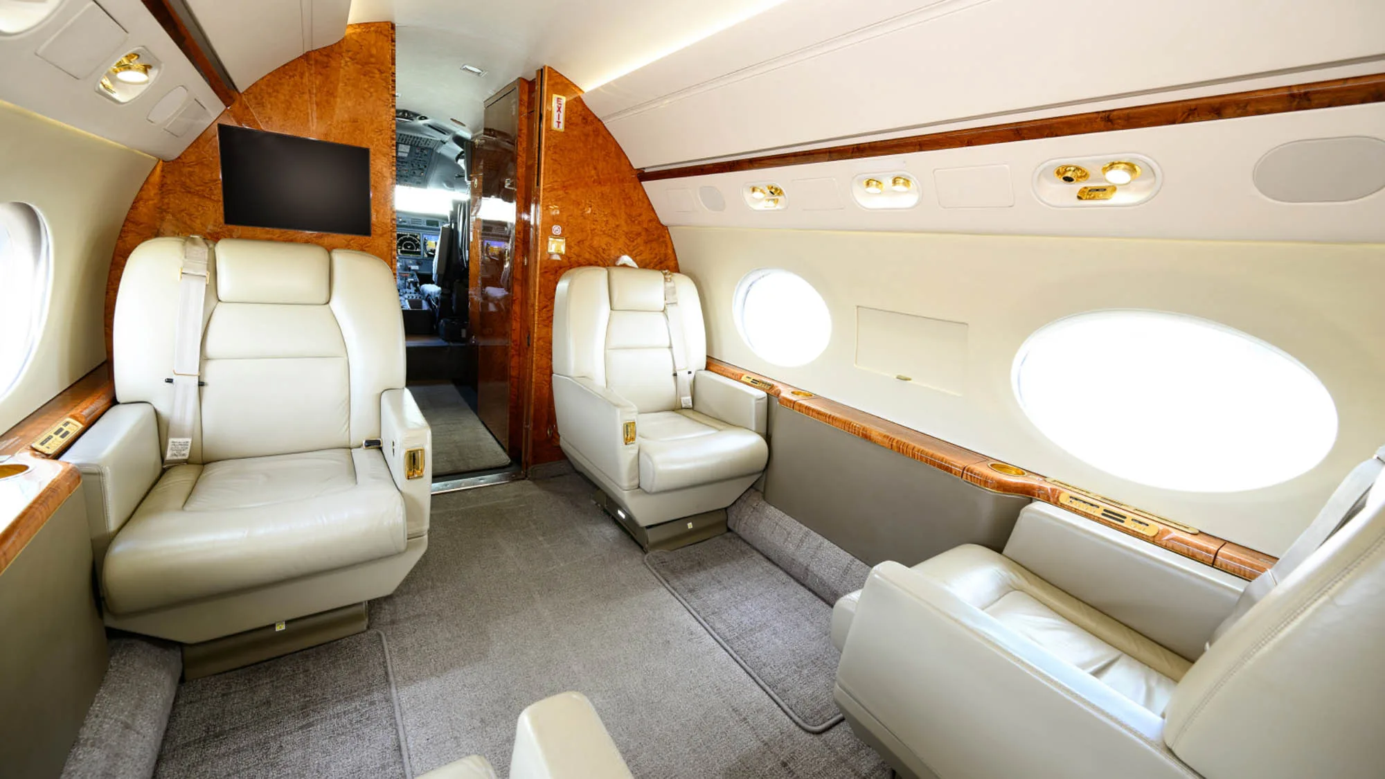 Cabin interior of a 2007 Gulfstream G450.