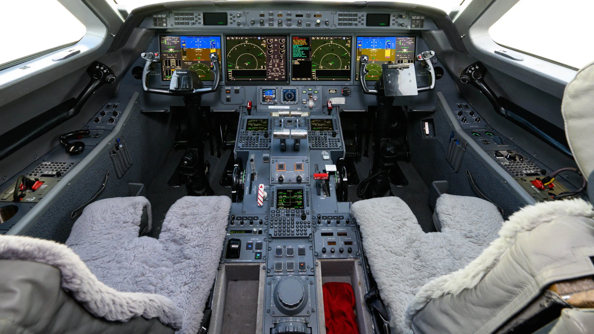 Cockpit and instrument panel of a 2007 Gulfstream G450.