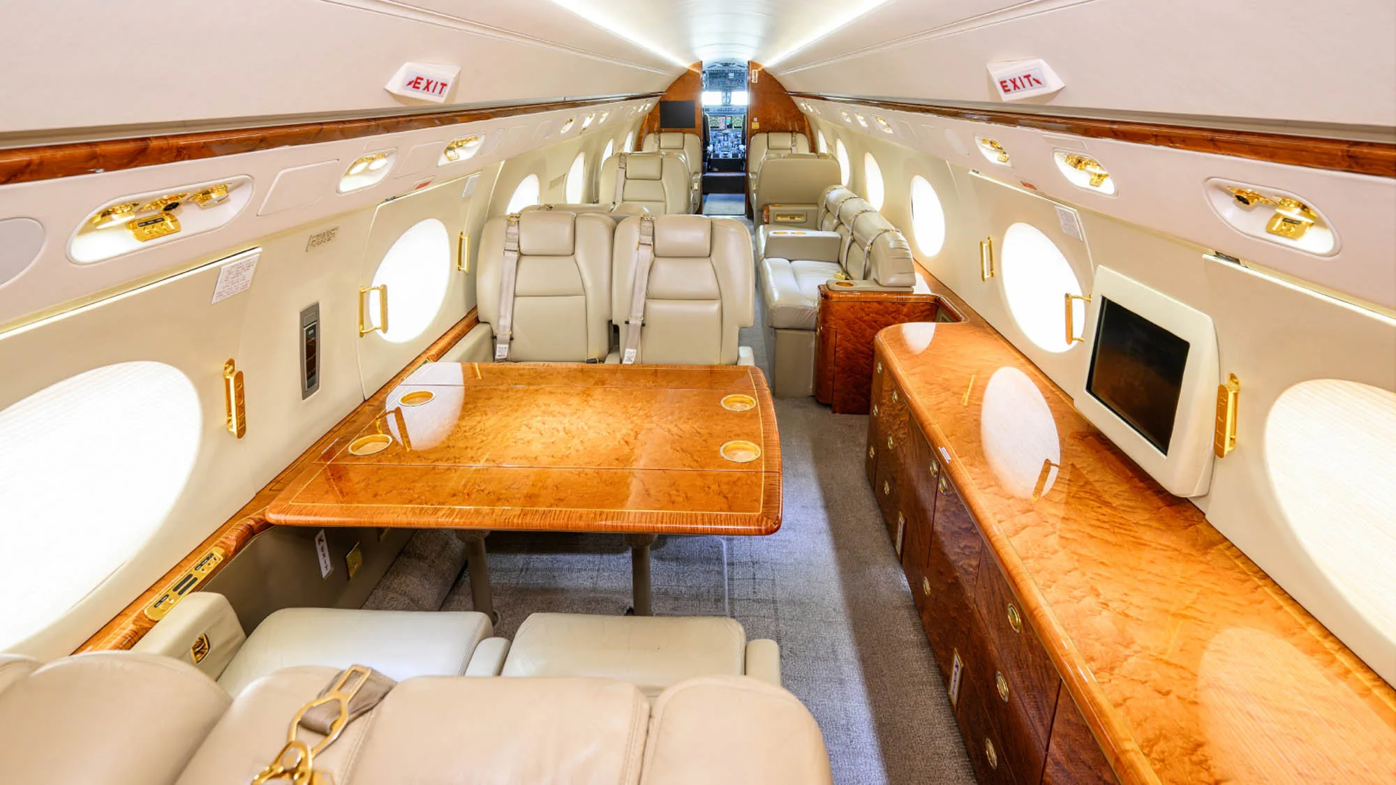 Cabin interior of a 2007 Gulfstream G450.