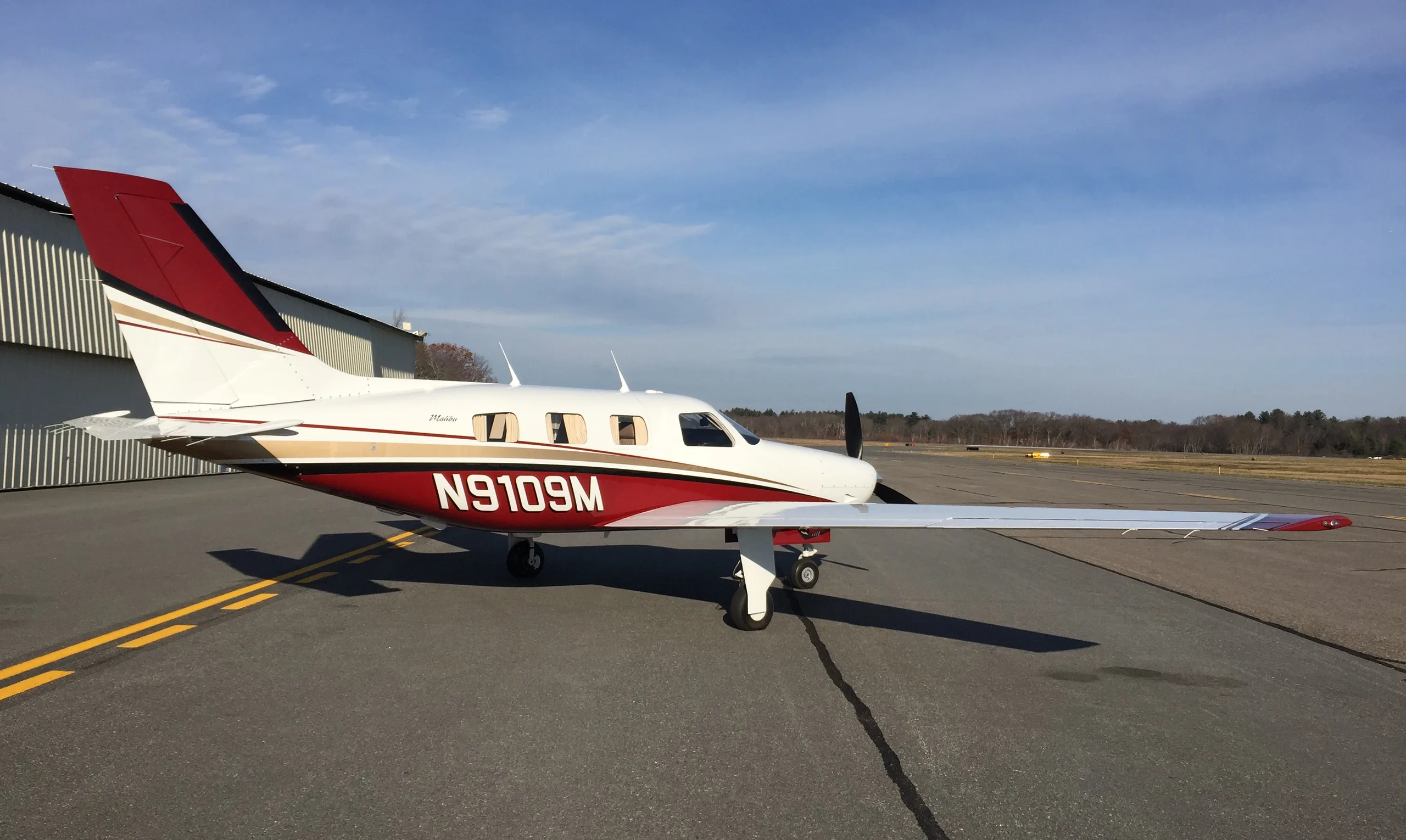 Exterior view of a 1986 Piper malibu pa46 310p, N9109M.
