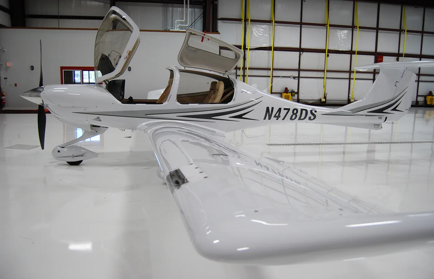 Exterior view of a Diamond da40 xlt, N478DS.