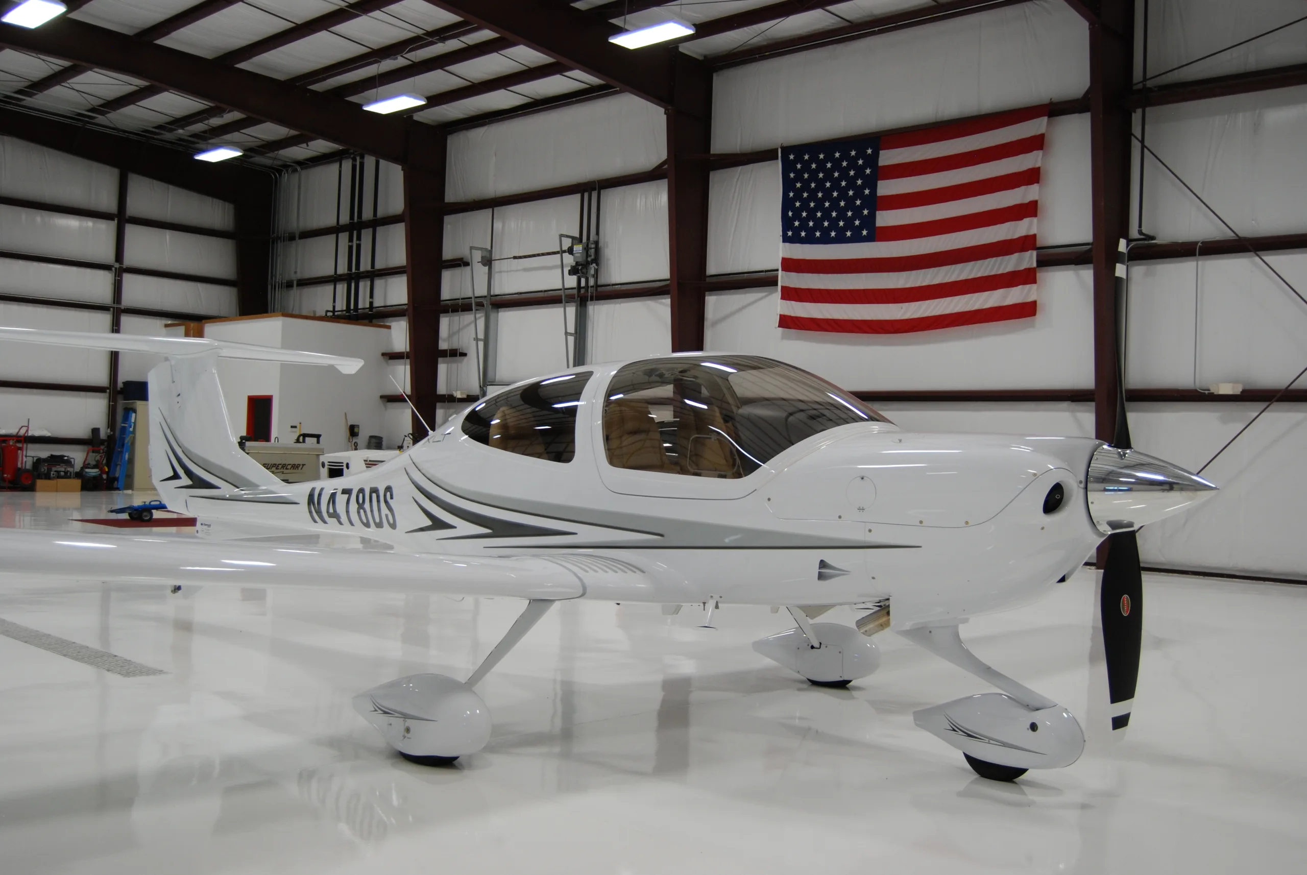 Exterior view of a Diamond da40 xlt, N478DS.