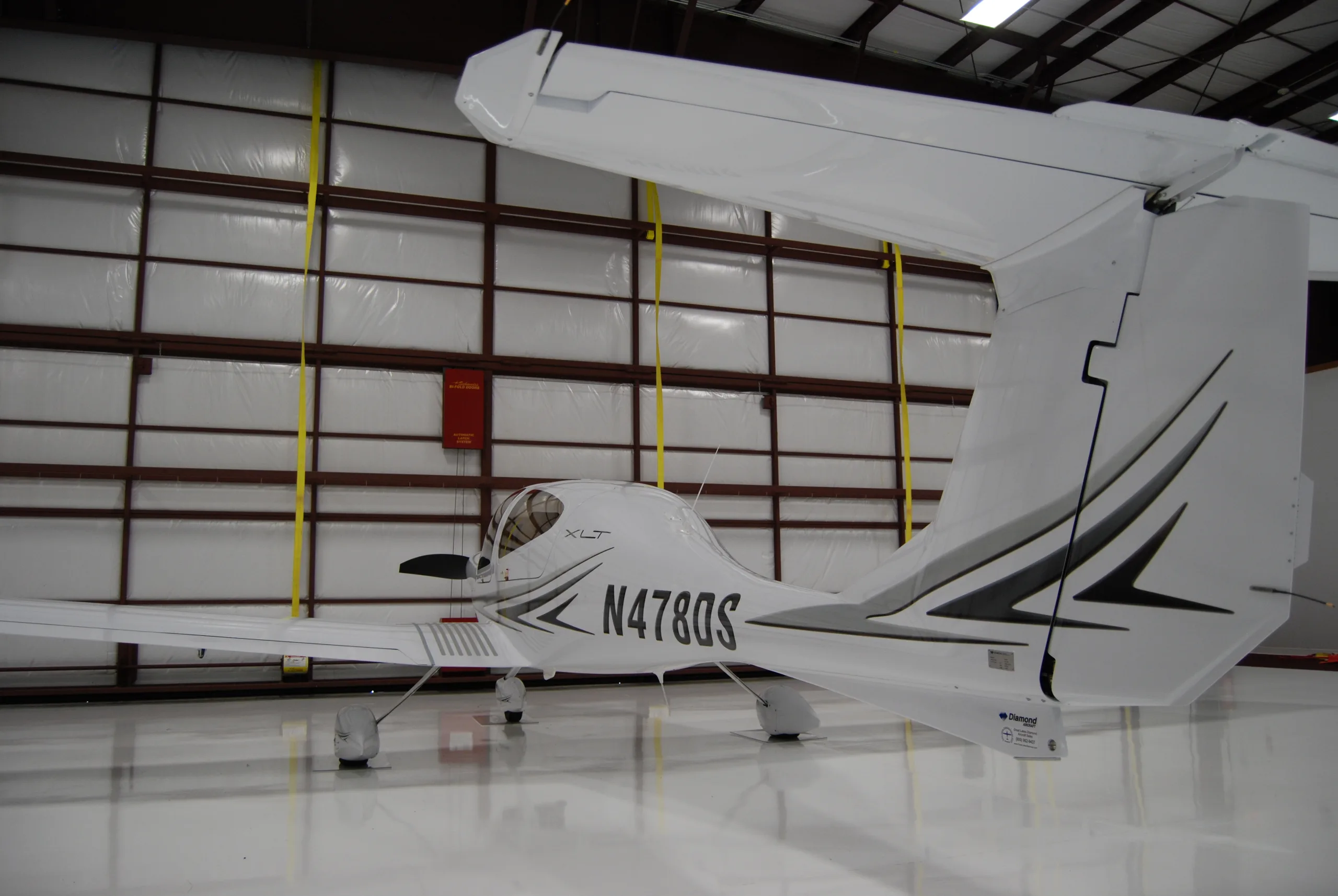 Exterior view of a Diamond da40 xlt, N478DS.