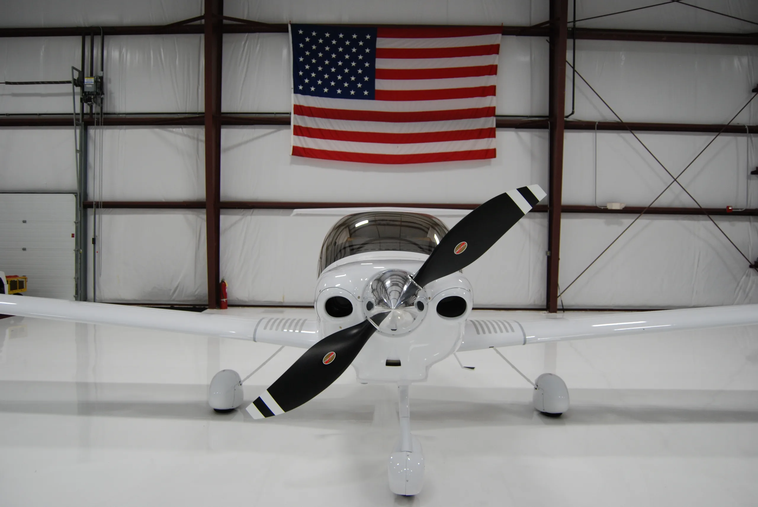Exterior view of a Diamond da40 xlt, N478DS.