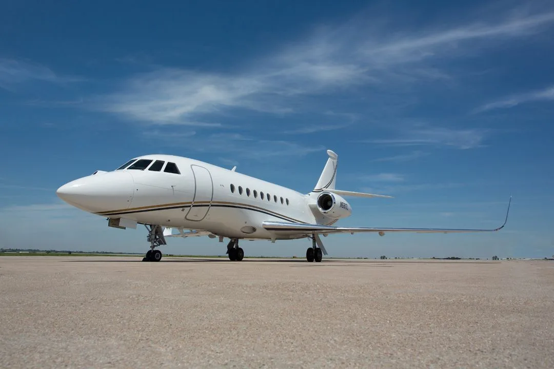 Exterior view of a Dassault falcon 2000lx easy, N681ZL.