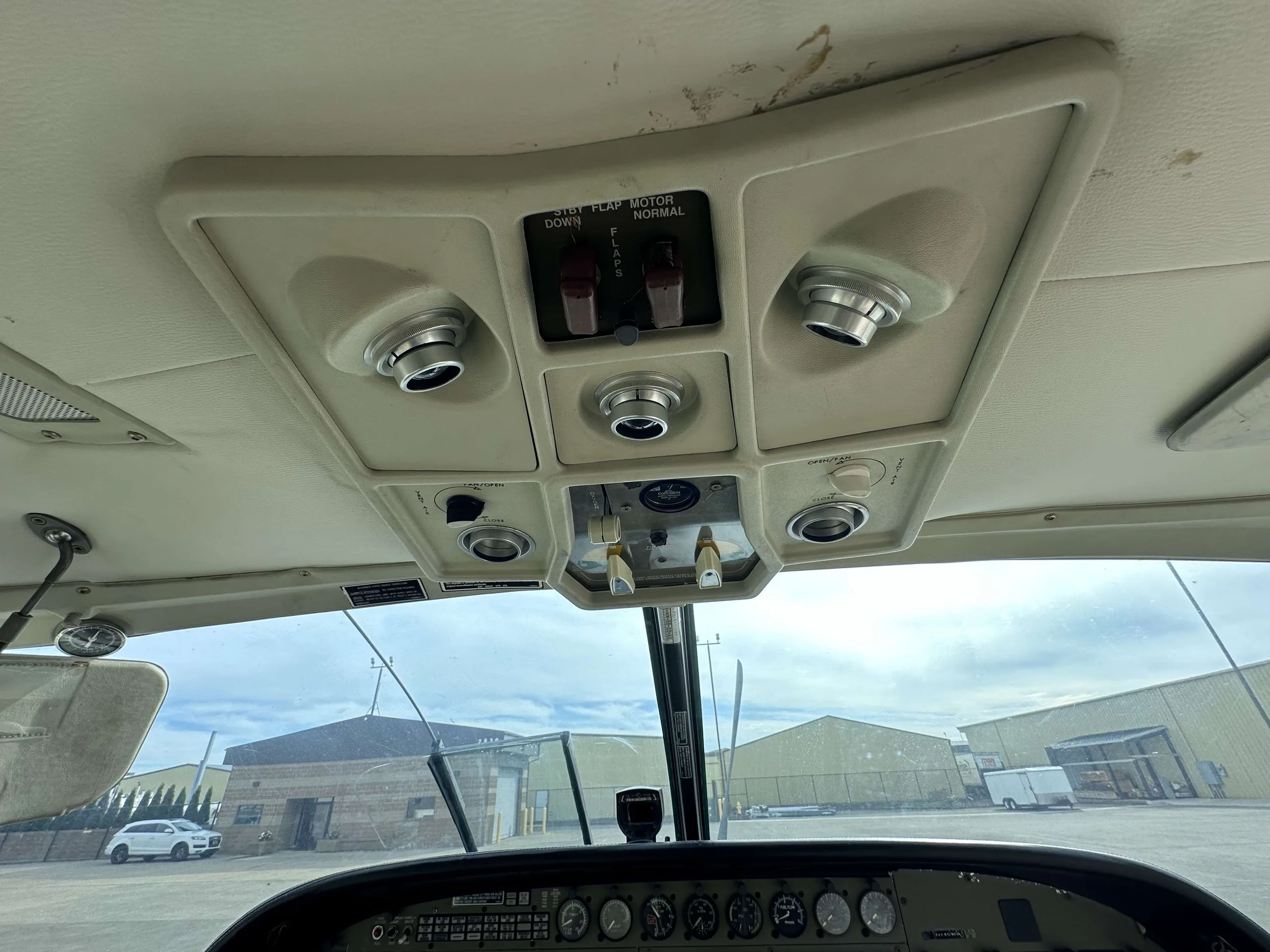 Cockpit and instrument panel of a 2005 Cessna 208B Grand Caravan.