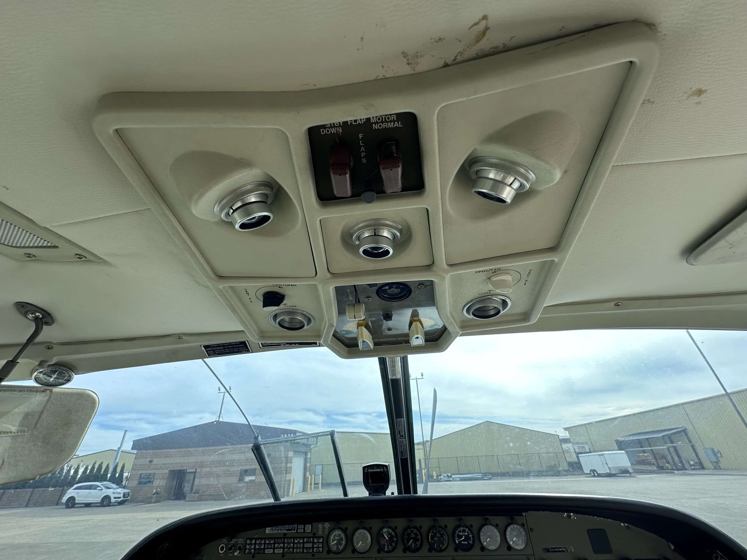 Cockpit and instrument panel of a 2005 Cessna 208B Grand Caravan.