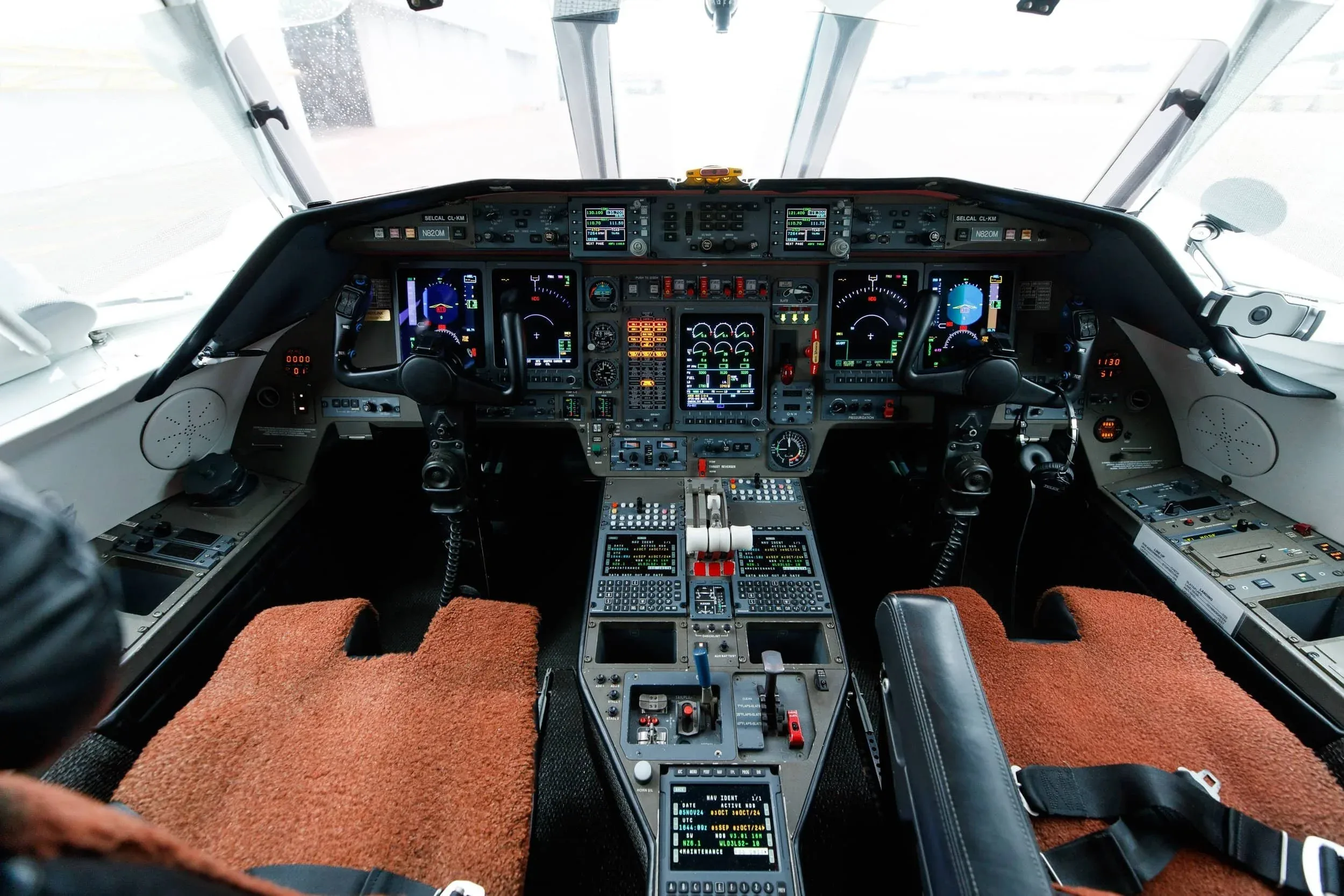 Cockpit and instrument panel of a 2002 Dassault Falcon 900C — SmartJets.