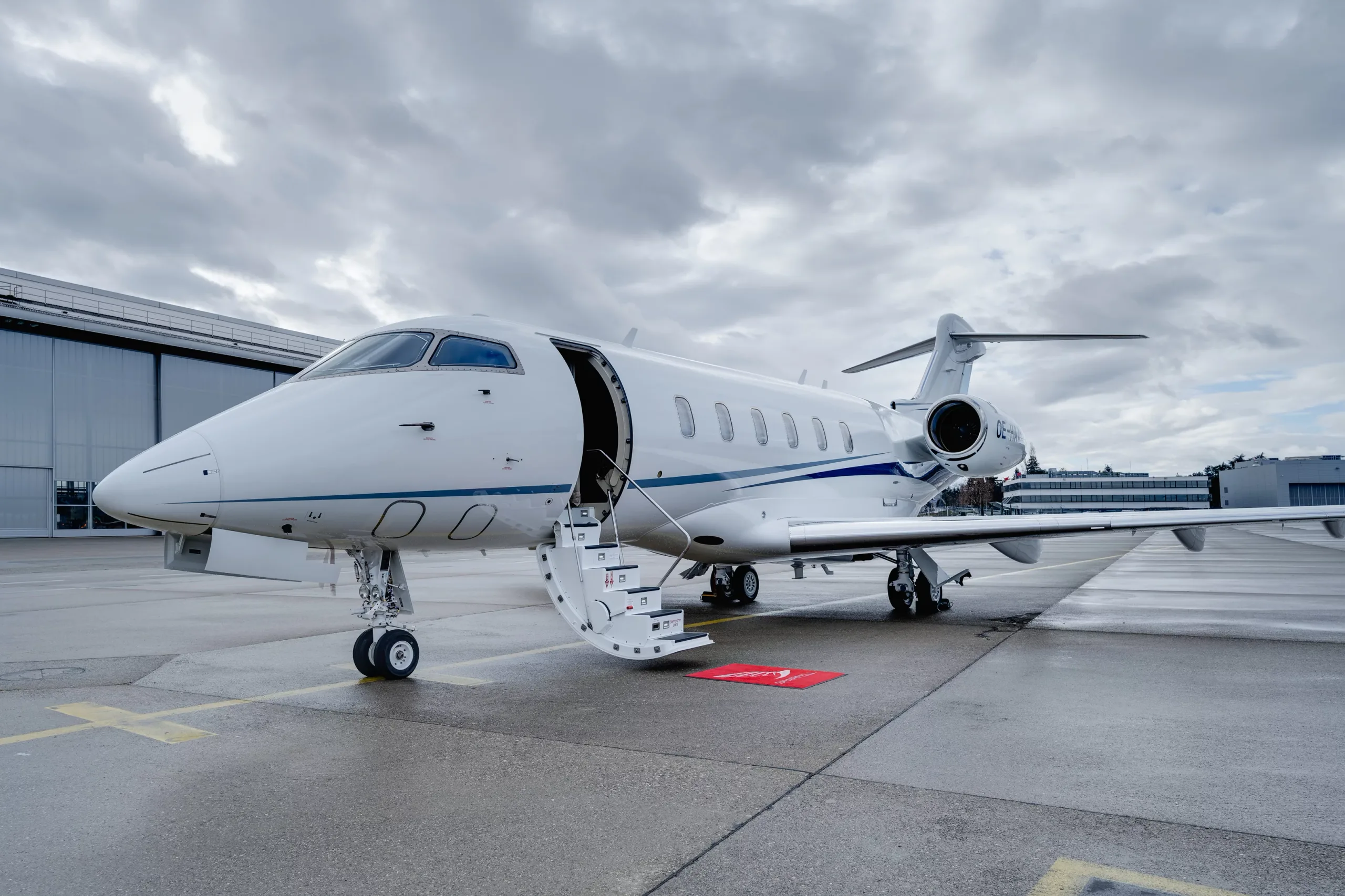 Exterior view of a Bombardier Challenger 350 –, OE-HAA.
