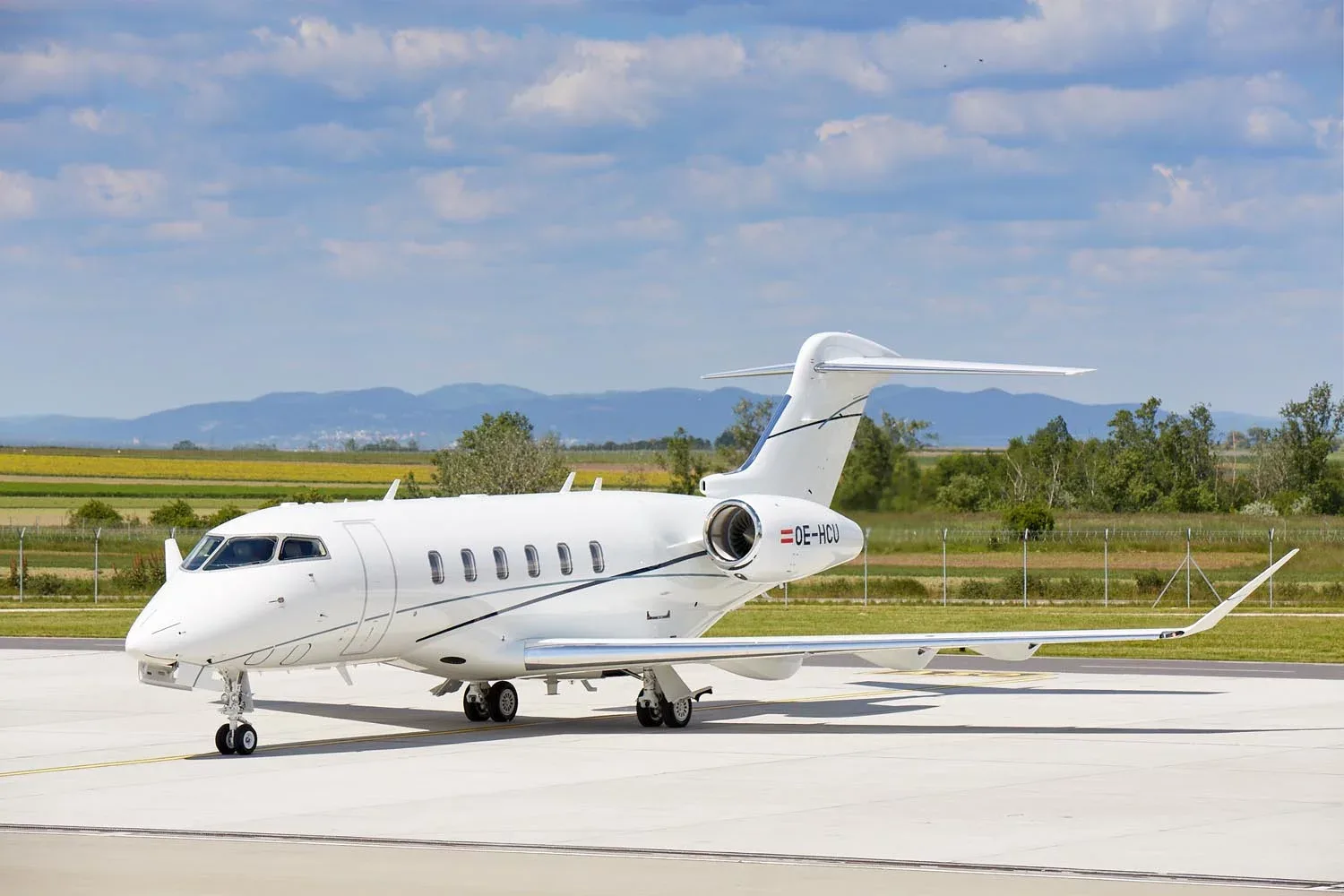 Exterior view of a Bombardier Challenger 350 –, OE-HCU.