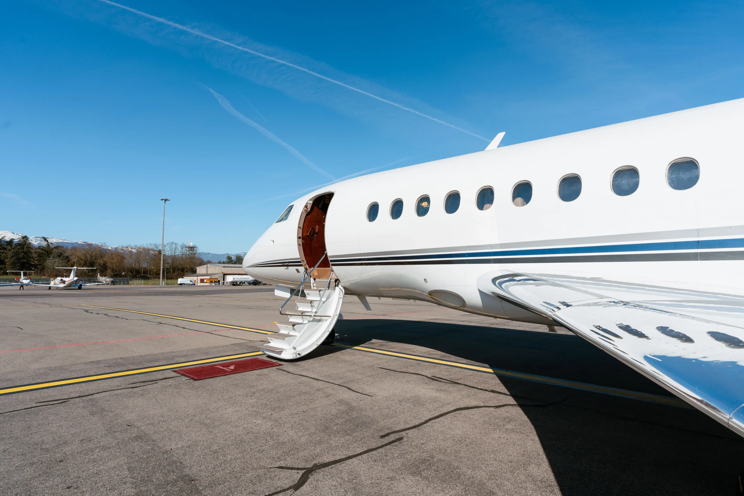 Exterior view of a 1999 Dassault Falcon 2000 –, T7-RMD.
