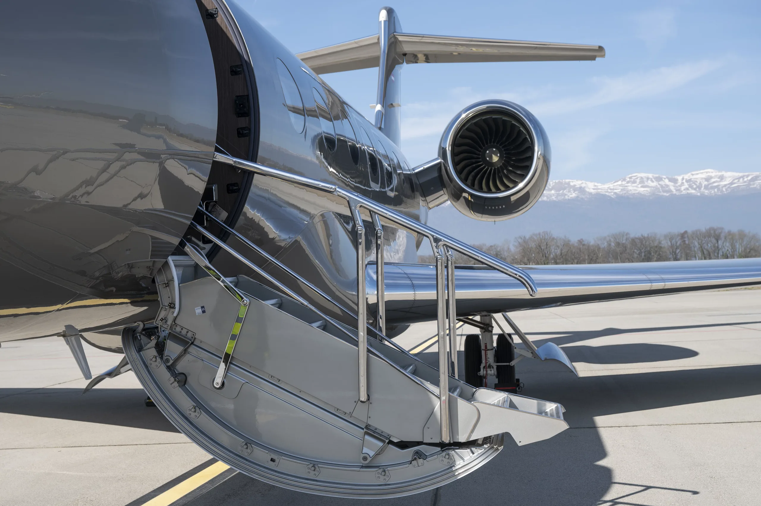 Exterior view of a 2025 Gulfstream 500 –, OE-IDZ.