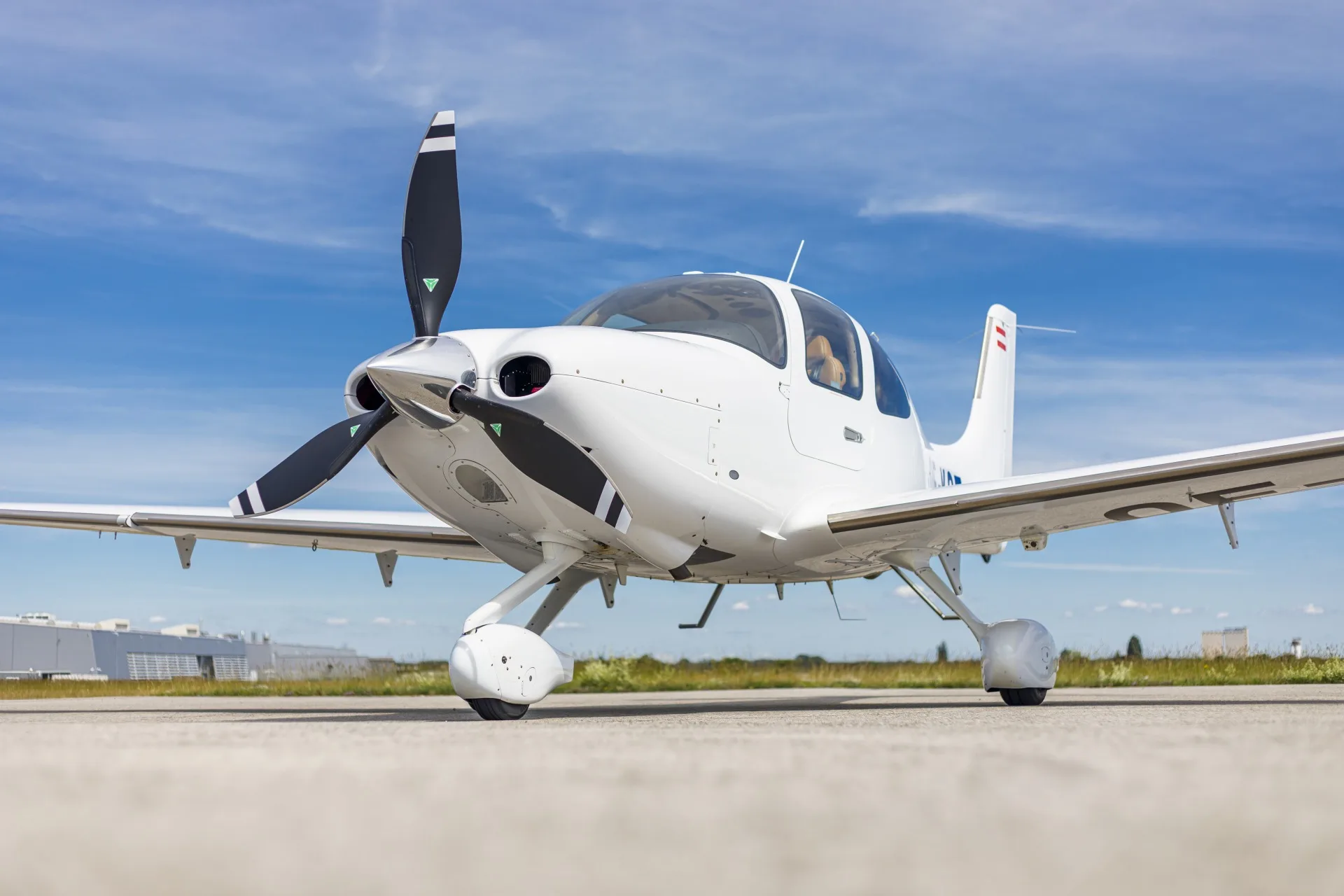 Exterior view of a 2018 Cirrus sr22t gts oe kge.