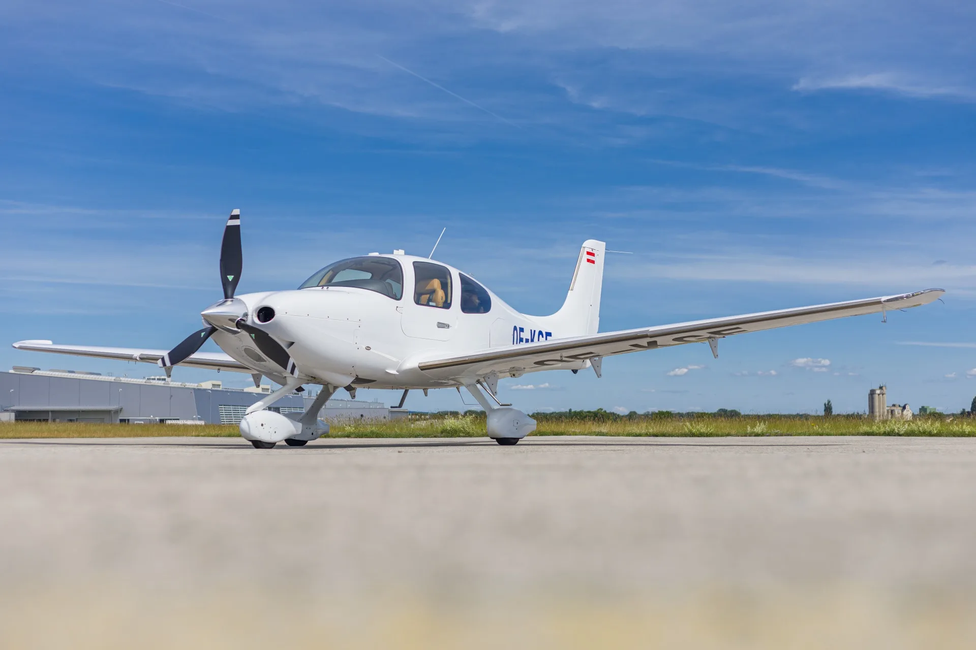 Exterior view of a 2018 Cirrus sr22t gts oe kge.