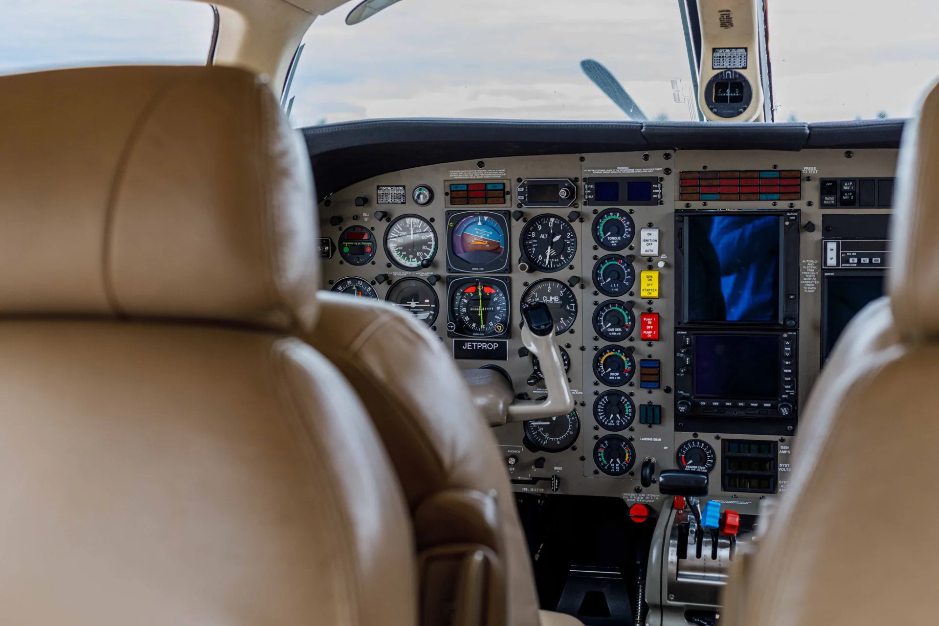 Cockpit and instrument panel of a 1996 Piper pa46 jetprop dlx off market.