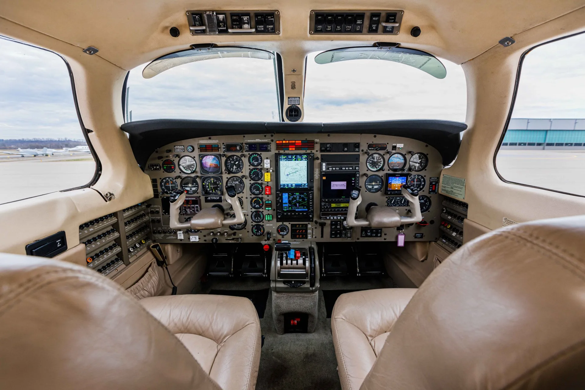 Cockpit and instrument panel of a 1996 Piper pa46 jetprop dlx off market.
