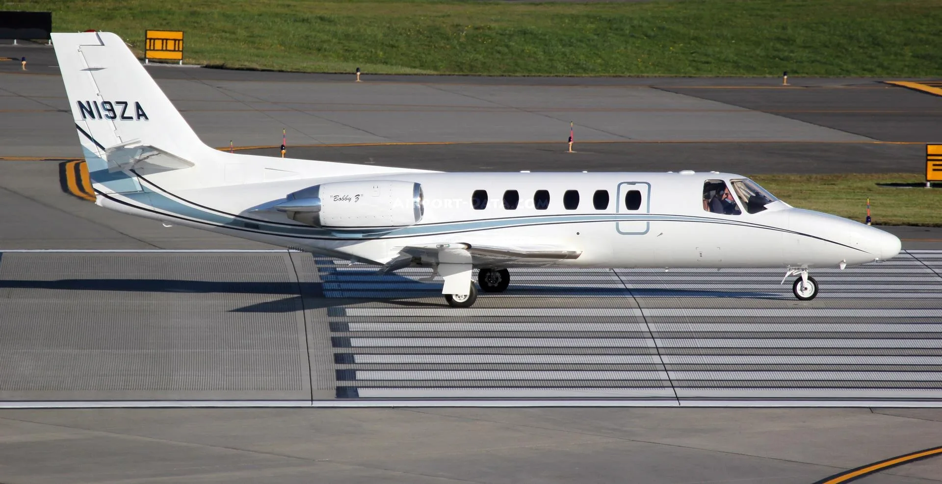 Cockpit and instrument panel of a 1986 Cessna Citation S/II.