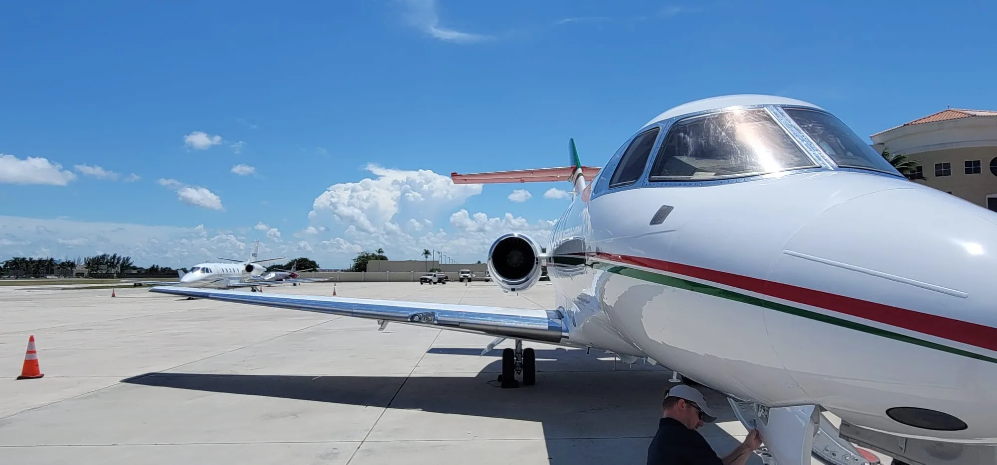 Exterior view of a 1997 Hawker 800XP, N29GZ.