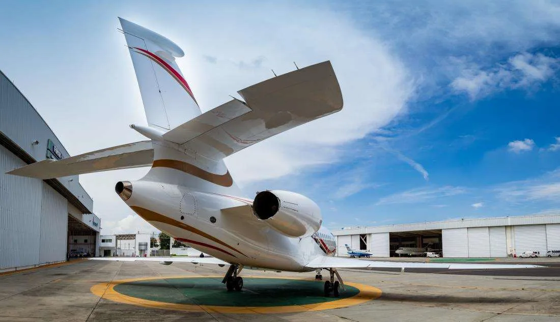 Exterior view of a 1999 Dassault Falcon 2000.