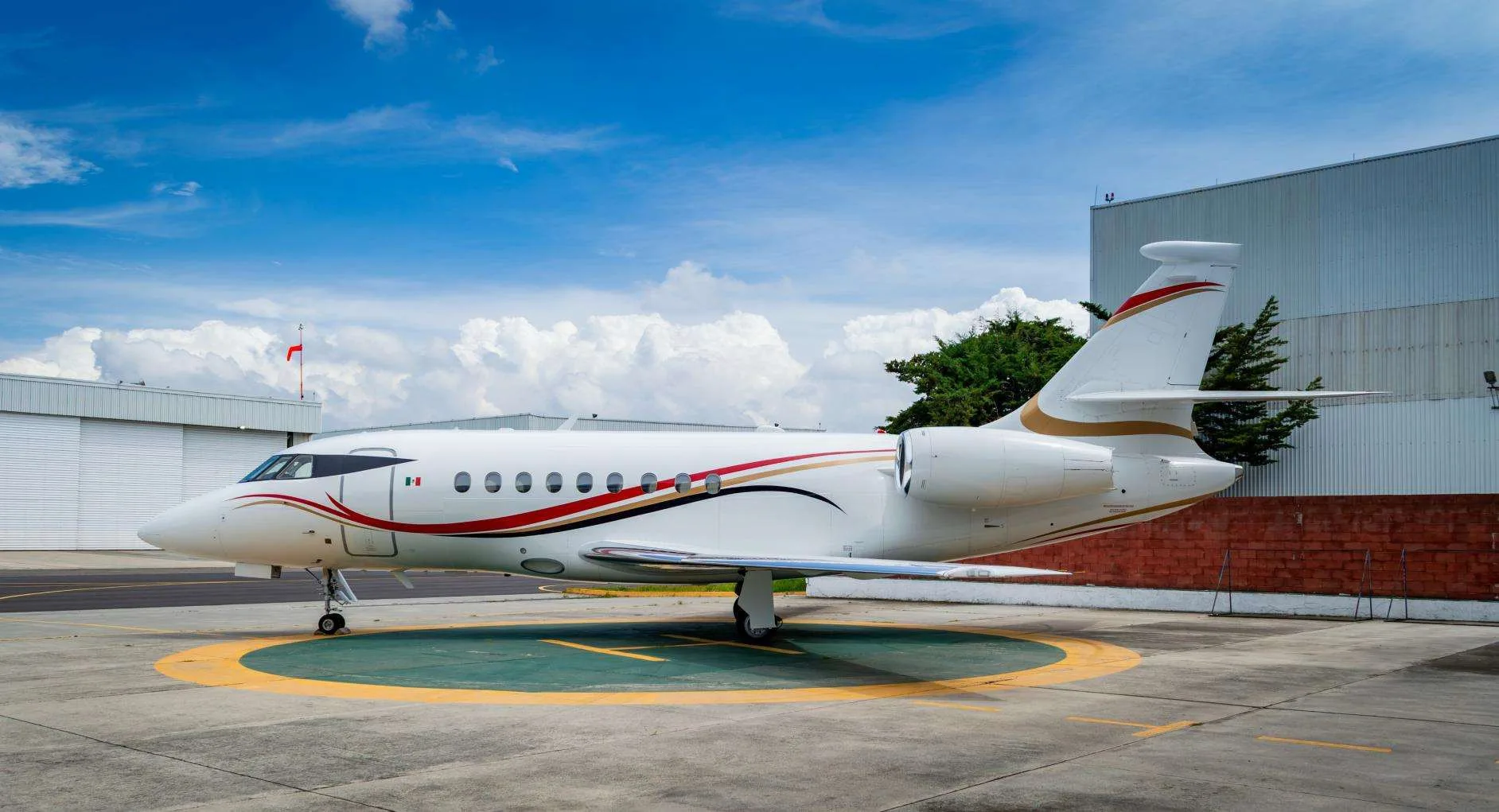 Exterior view of a 1999 Dassault Falcon 2000.