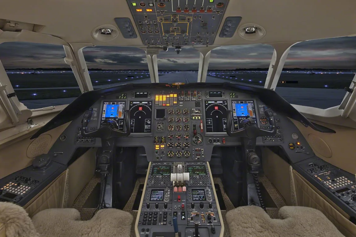 Cockpit and instrument panel of a 1999 Dassault Falcon 900B.