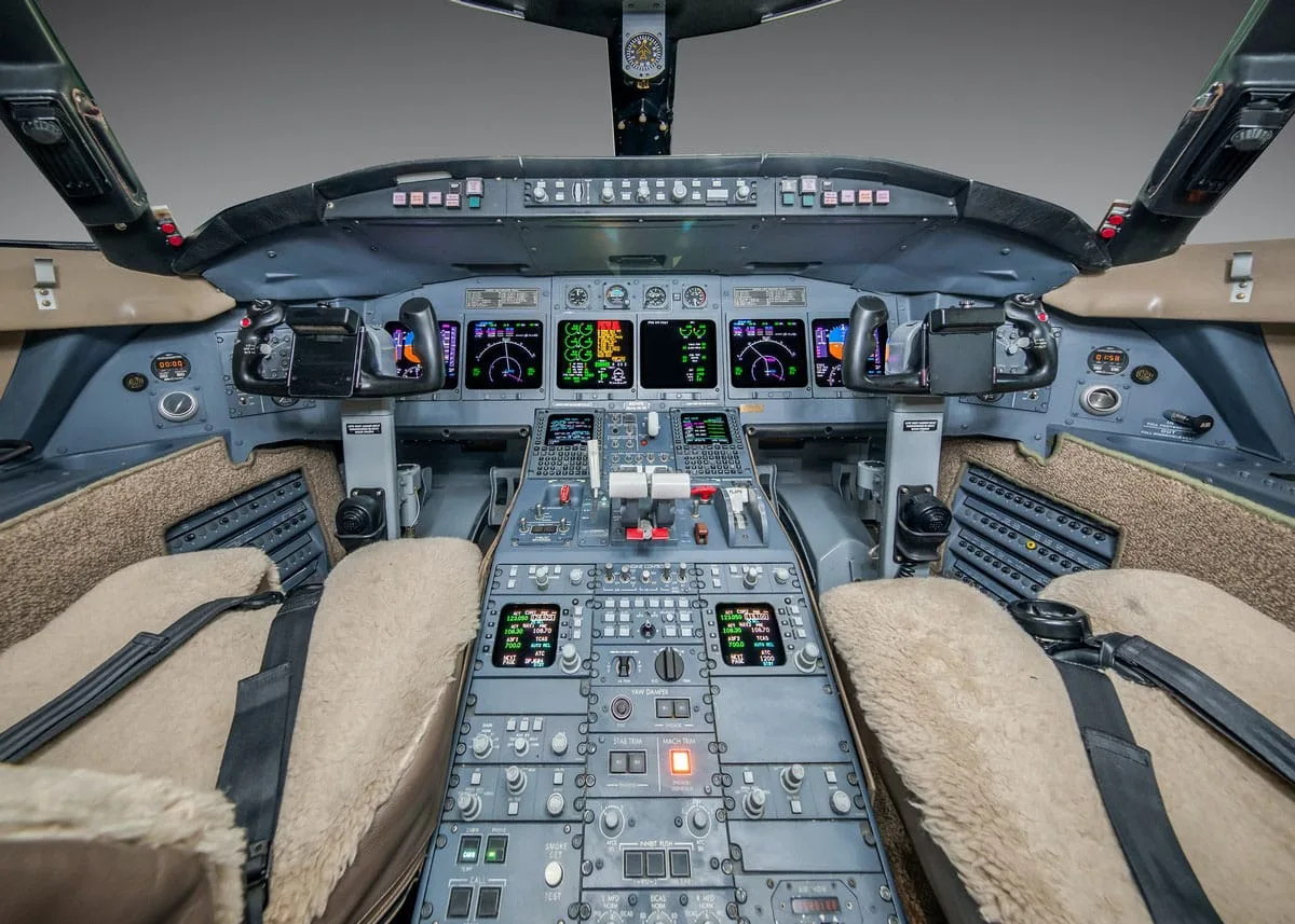 Cockpit and instrument panel of a 2000 Bombardier Challenger 604.