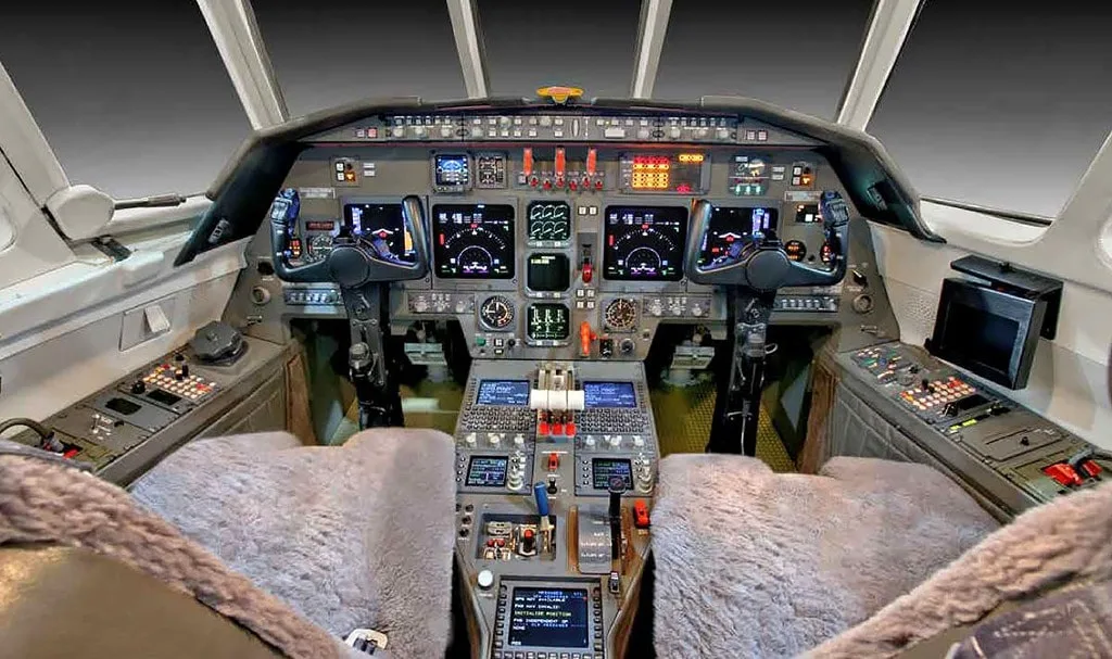 Cockpit and instrument panel of a 2002 Dassault Falcon 50EX.