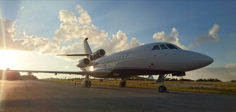 Exterior view of a 2004 Dassault Falcon 900EX EASy.