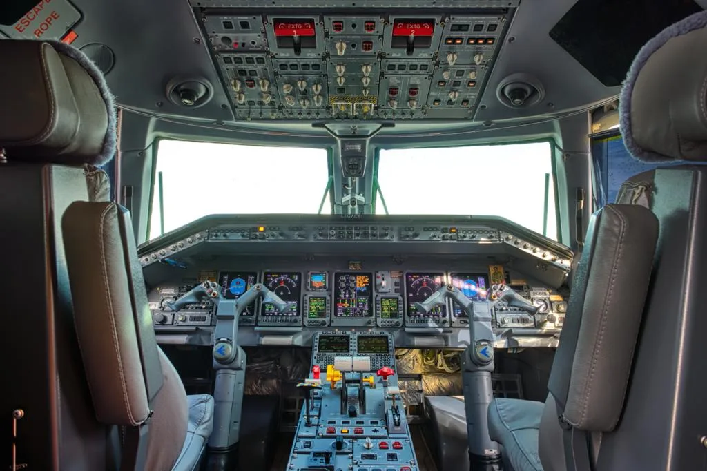 Cockpit and instrument panel of a 2004 Embraer Legacy 600.