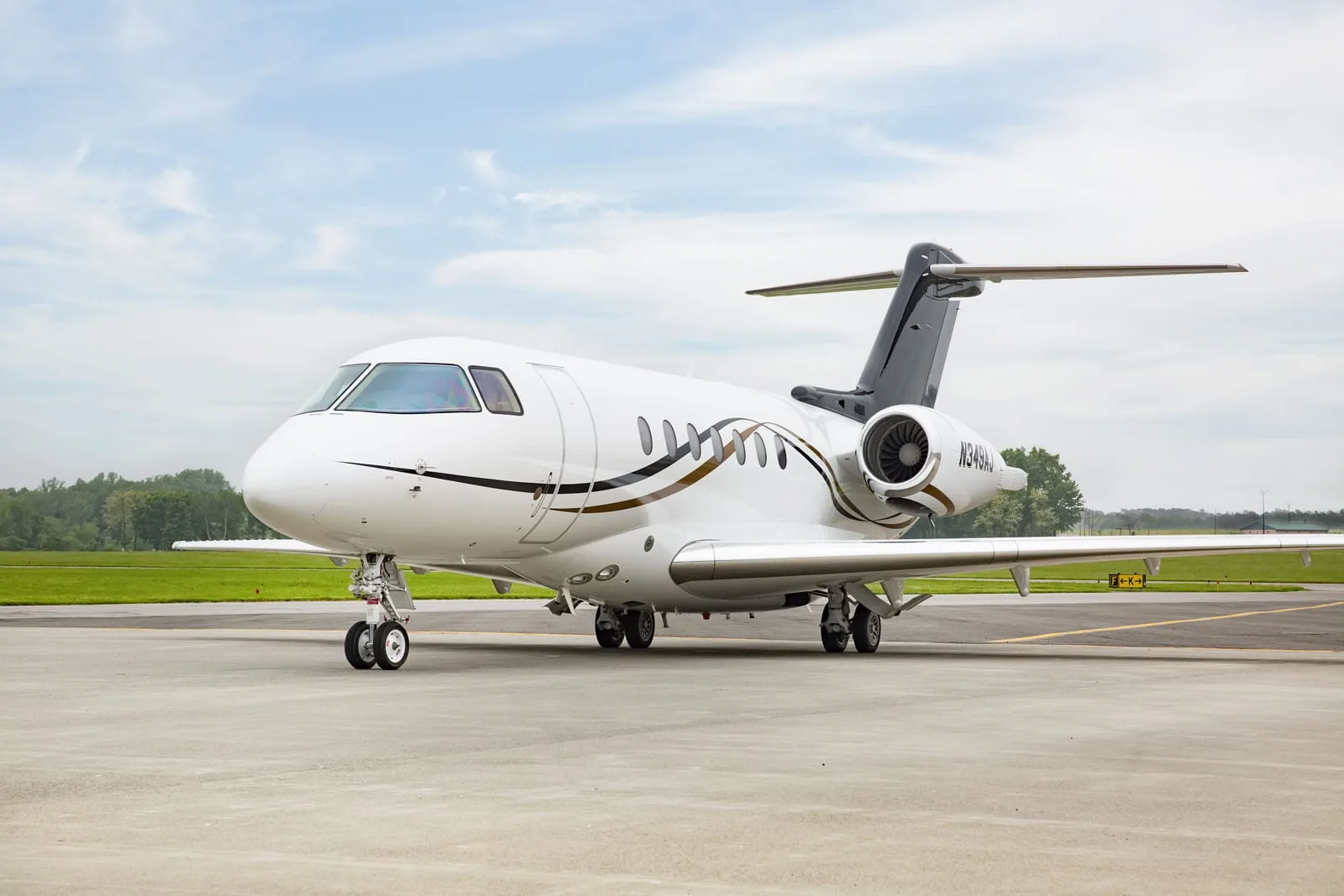 Exterior view of a 2010 Hawker 4000.