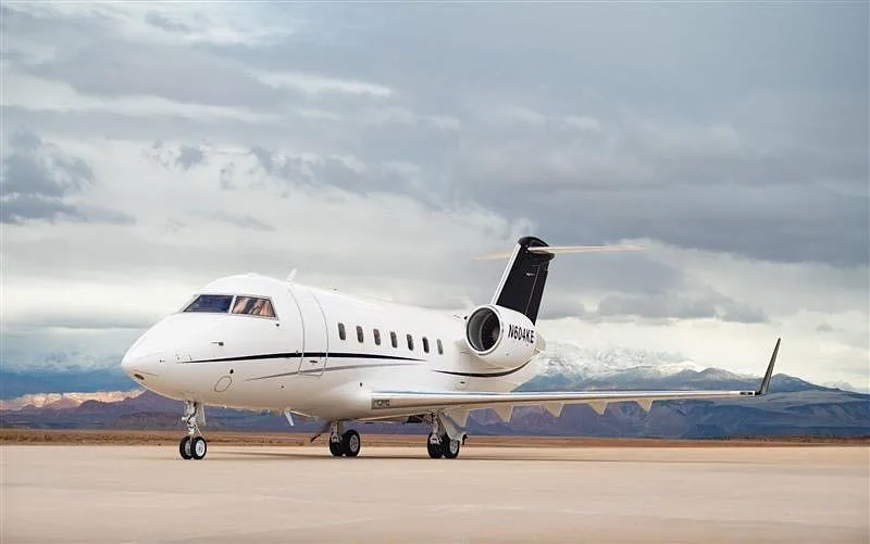 Exterior view of a 1999 Bombardier Challenger 604, N604KE.