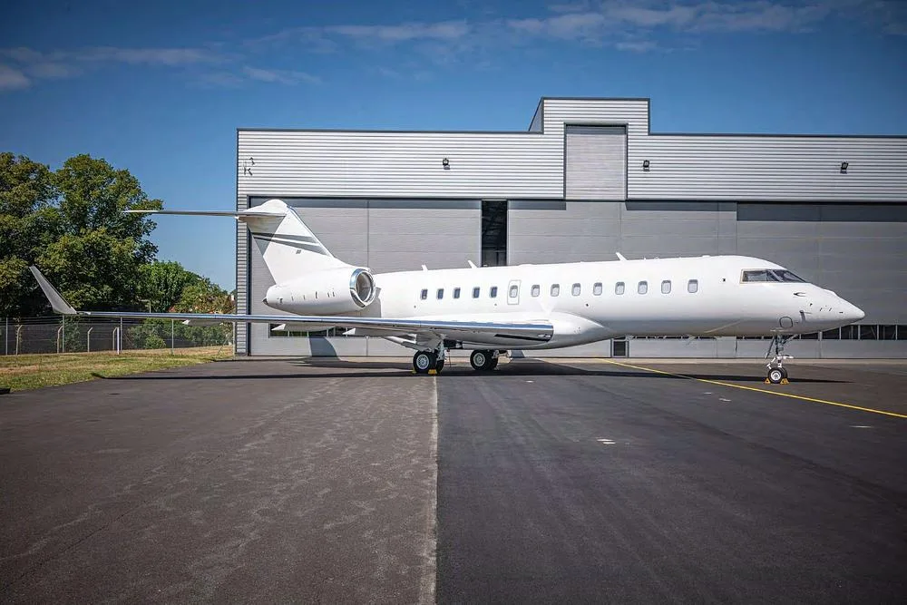 Exterior view of a 2014 Bombardier Global 5000, M-ARIA.
