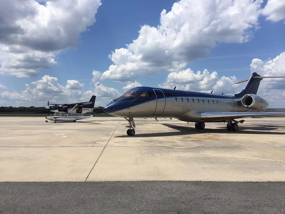 Exterior view of a 2009 Bombardier Global 5000, N636JS.
