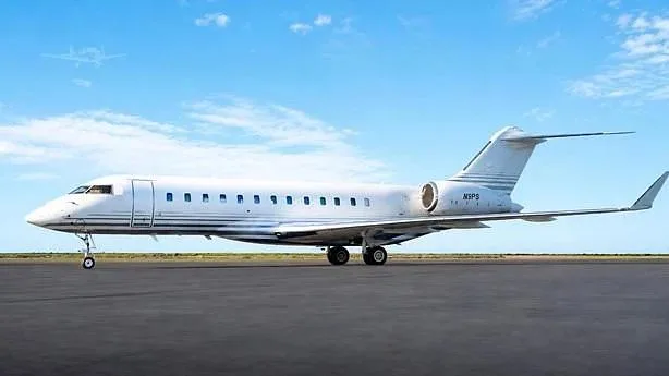 Exterior view of a 2014 Bombardier Global 6000, N9PS.