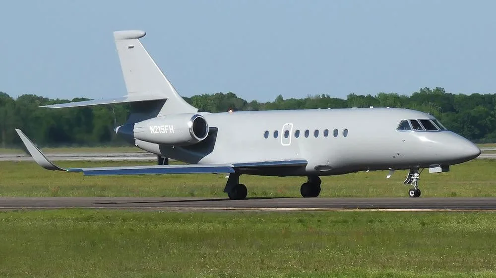 Exterior view of a 2004 Dassault Falcon 2000EX EASy, N215FH.