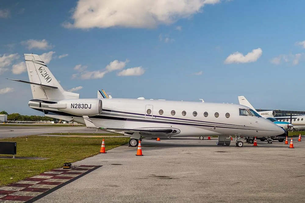 Exterior view of a 2002 Gulfstream, N283DJ.