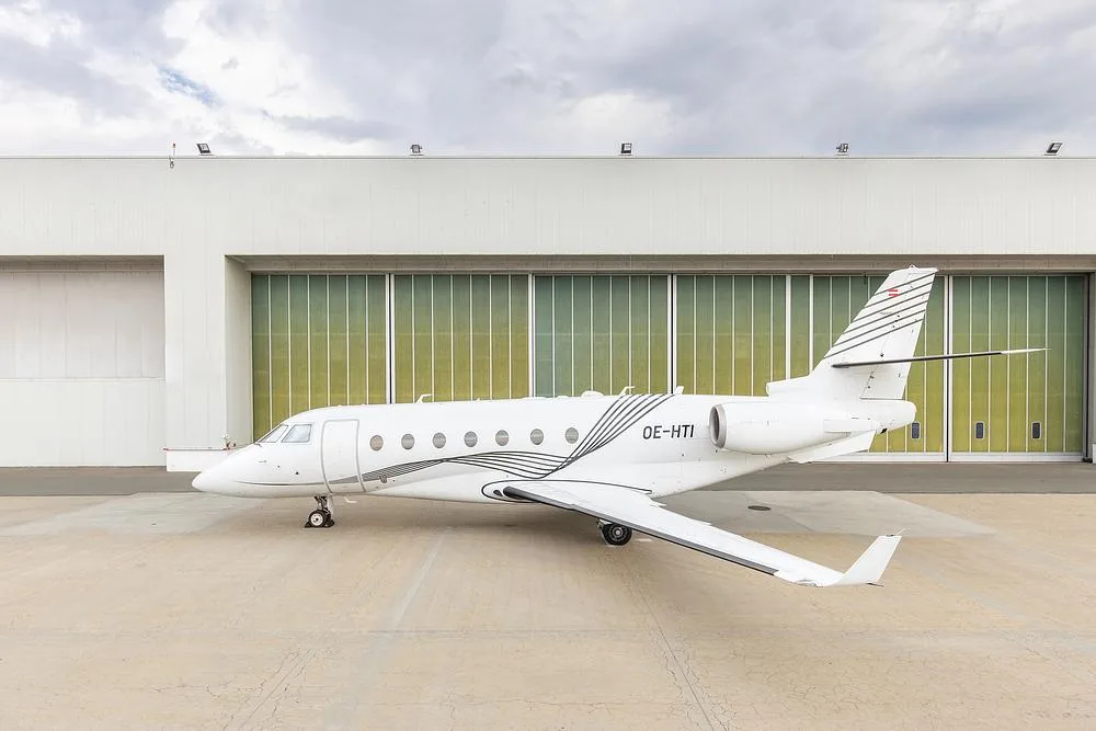 Exterior view of a 2004 Gulfstream, OE-HTI.