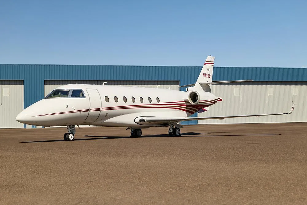 Exterior view of a 2007 Gulfstream, N10XQ.