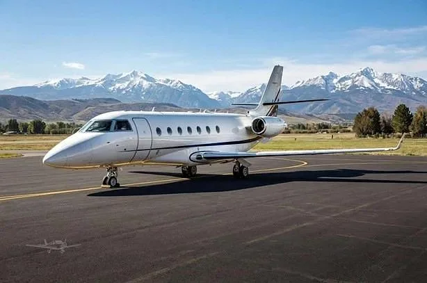 Exterior view of a 2000 Gulfstream, N251LB.