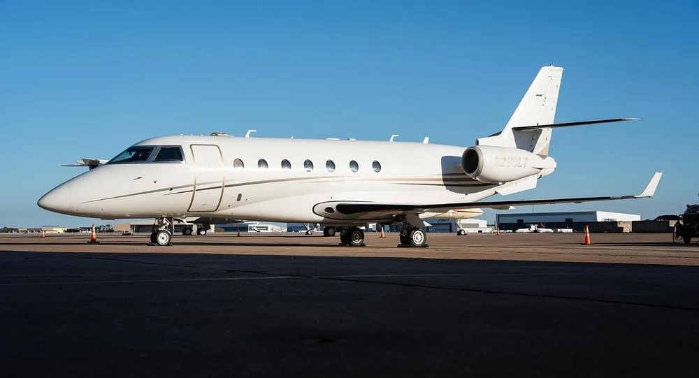 Exterior view of a 2002 Gulfstream, N280LT.