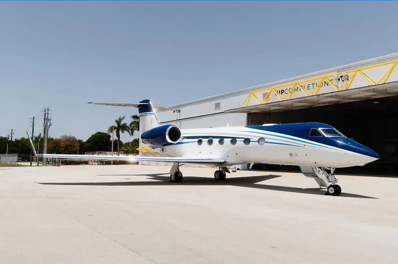 Exterior view of a 2007 Gulfstream, N2461H.