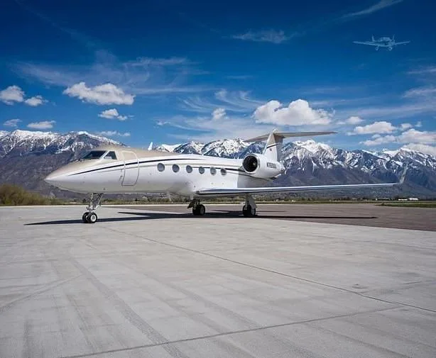 Exterior view of a 1999 Gulfstream, N769MM.