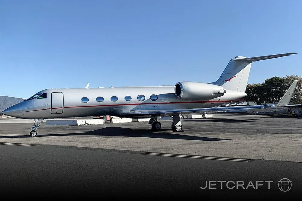 Exterior view of a 2000 Gulfstream, N130JE.