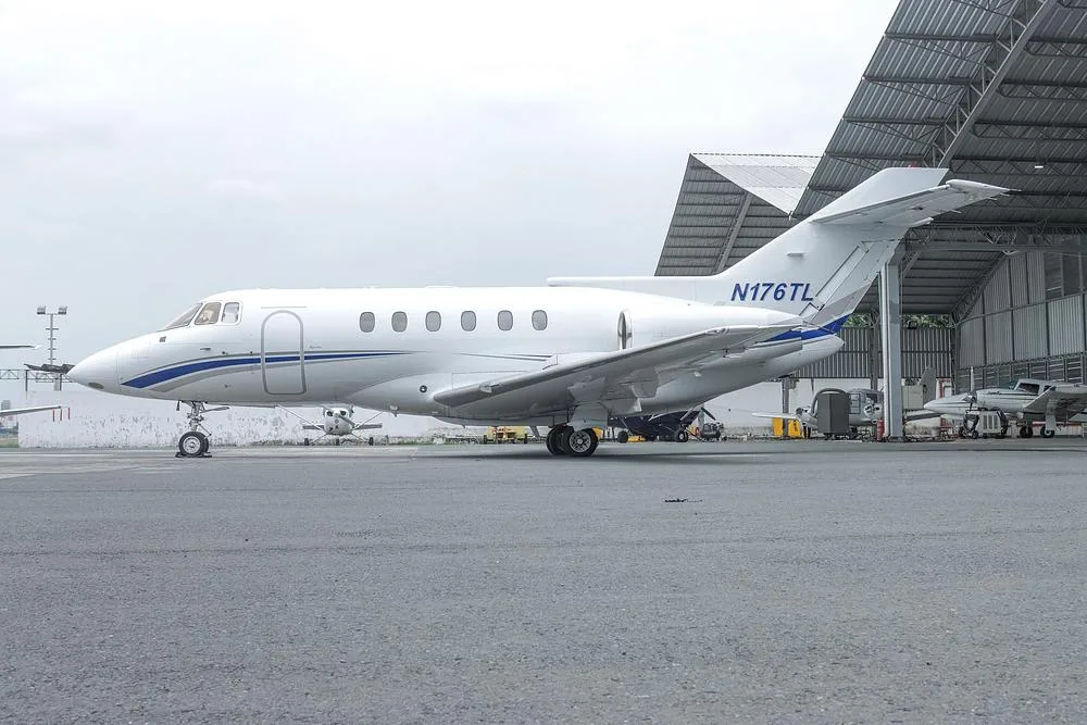 Exterior view of a 1990 Hawker 800A, N176TL.