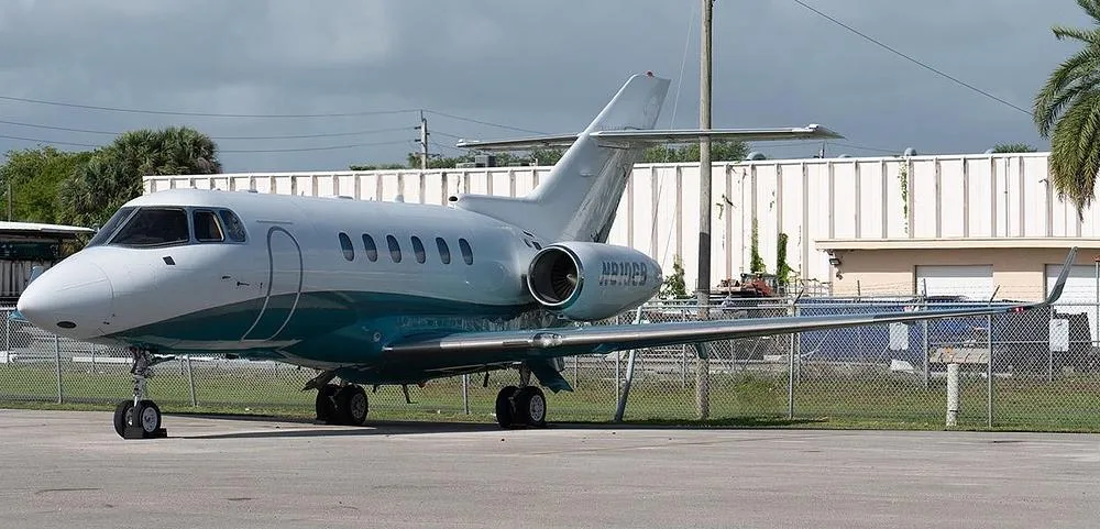 Exterior view of a 2006 Hawker 850XP, N810GB.